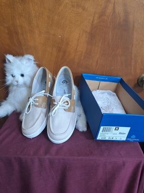 Cloudsteppers by Clarks Women's Cream & Tan Canvas Boat Flats